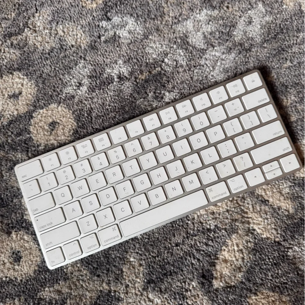 Apple White Wireless Keyboard USB C Bluetooth